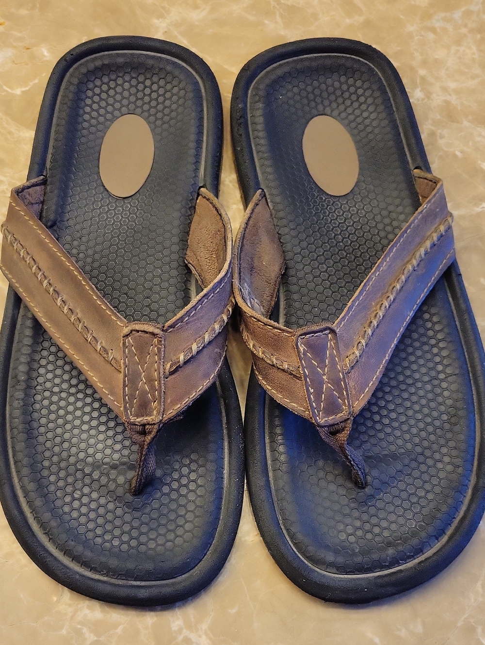 Men's Brown Leather Flip Flop Sandals on Black Footbed, Sz 11